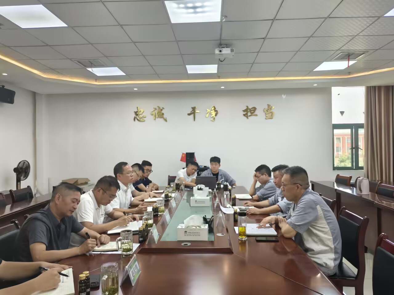 水城經(jīng)開(kāi)區(qū)領(lǐng)導(dǎo)到能礦錳業(yè)考察洽談