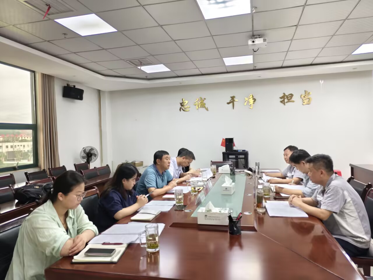 集團(tuán)黨委委員、總會(huì)計(jì)師雷治昌一行到能礦錳業(yè)調(diào)研債權(quán)債務(wù)、資產(chǎn)盤(pán)活等工作