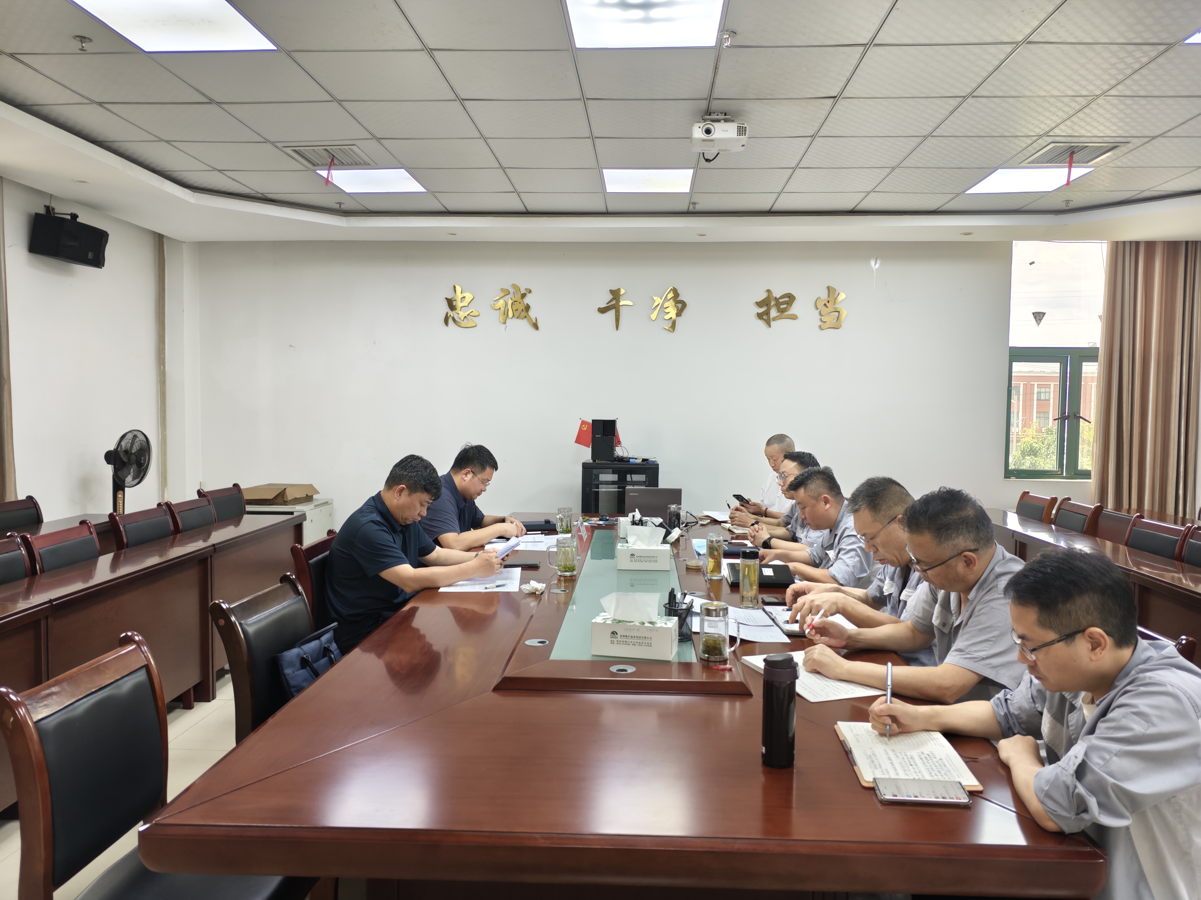 集團(tuán)黨委委員、副總經(jīng)理李凱到能礦錳業(yè)調(diào)研安全生產(chǎn)并開(kāi)展“夏送清涼”慰問(wèn)活動(dòng)