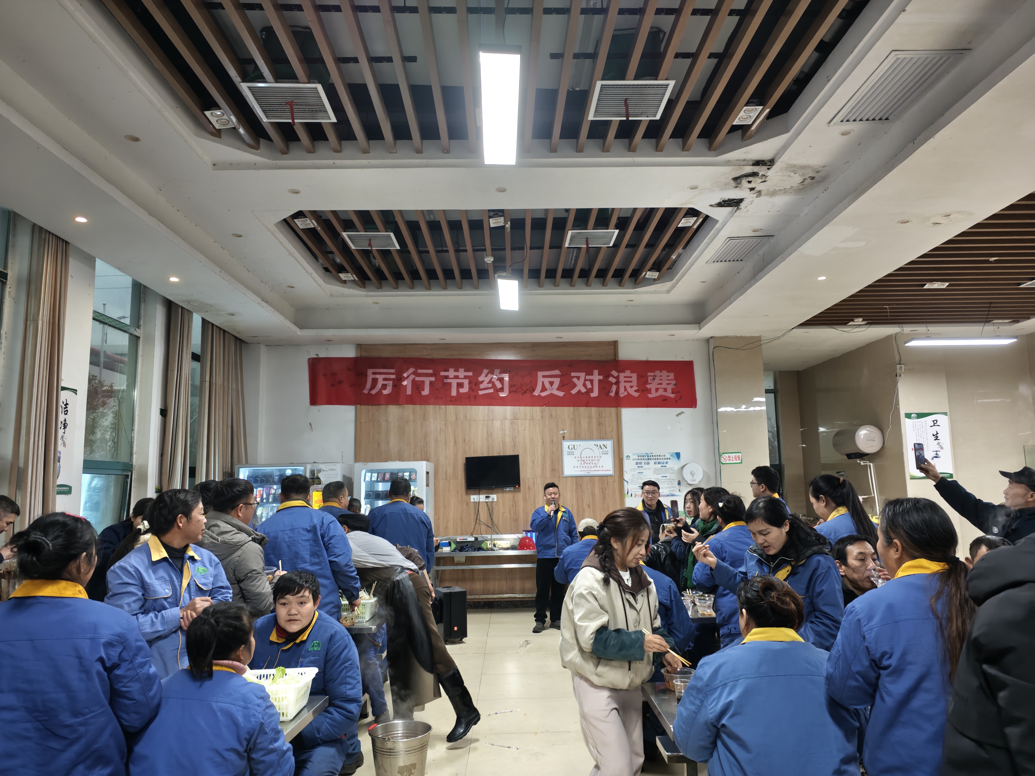 濃情冬至 共賞民俗 ——能礦錳業(yè)舉辦“包餃子 吃羊肉”暖心活動(dòng)
