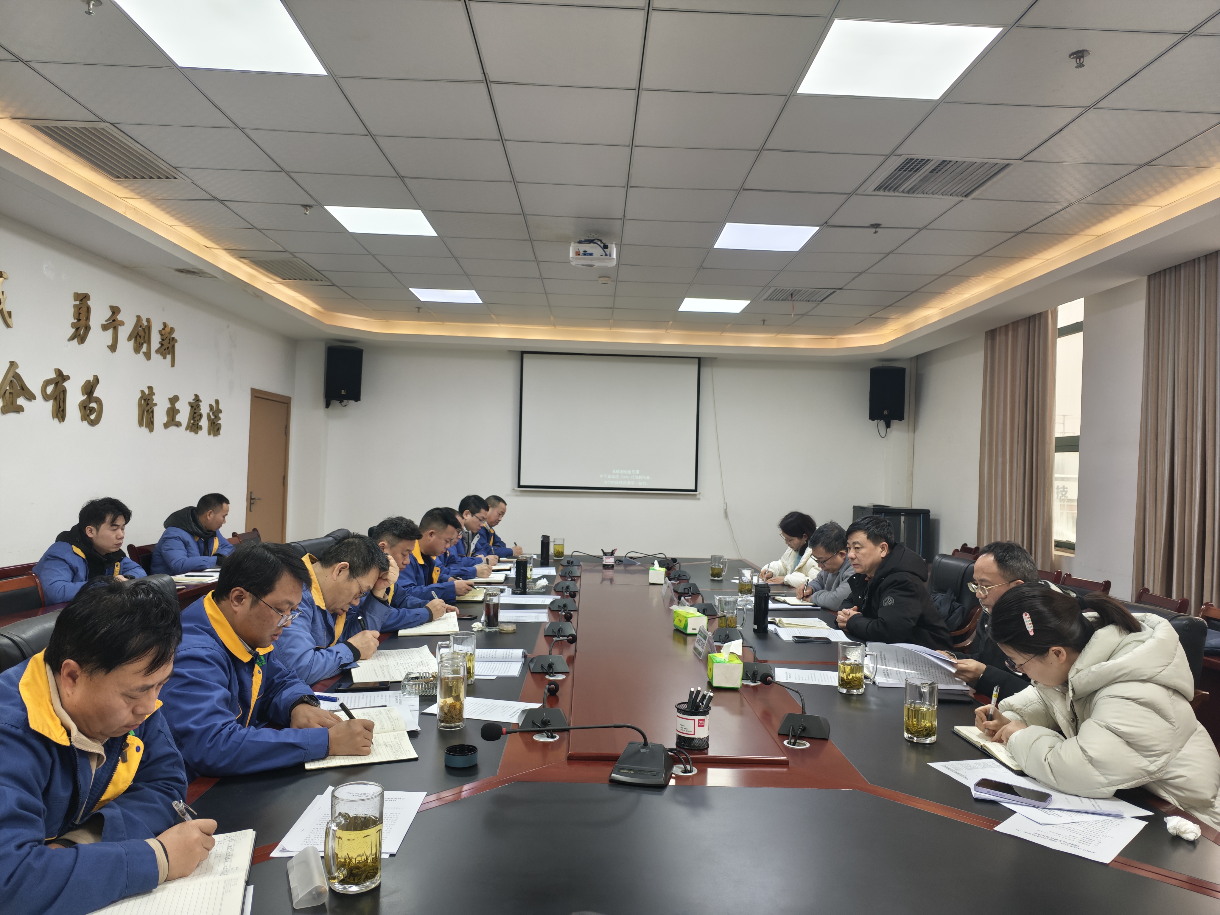 李凱到能礦錳業(yè)開展節(jié)日慰問和安全生產(chǎn)調(diào)研