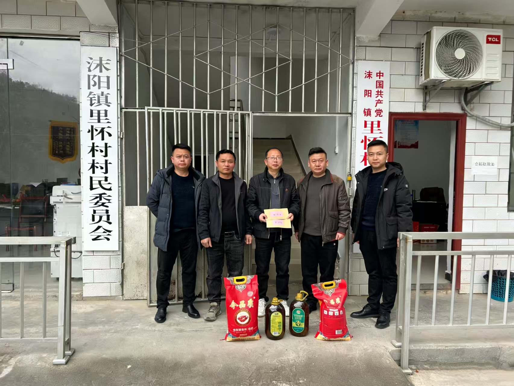 新年慰問暖人心 鄉(xiāng)村振興再發(fā)力 ——公司黨委書記、董事長(zhǎng)、總經(jīng)理?xiàng)钋◣ш?duì)慰問村駐村干部